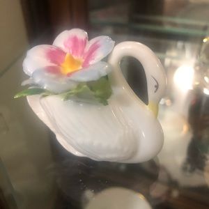 China Swan pair. 2 1/2” tall and 1” tall.